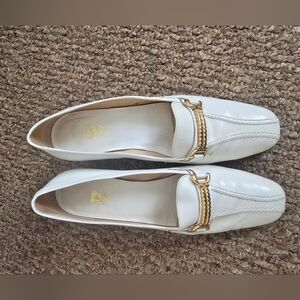 Gucci Elegant White Loafers with Gold Accent